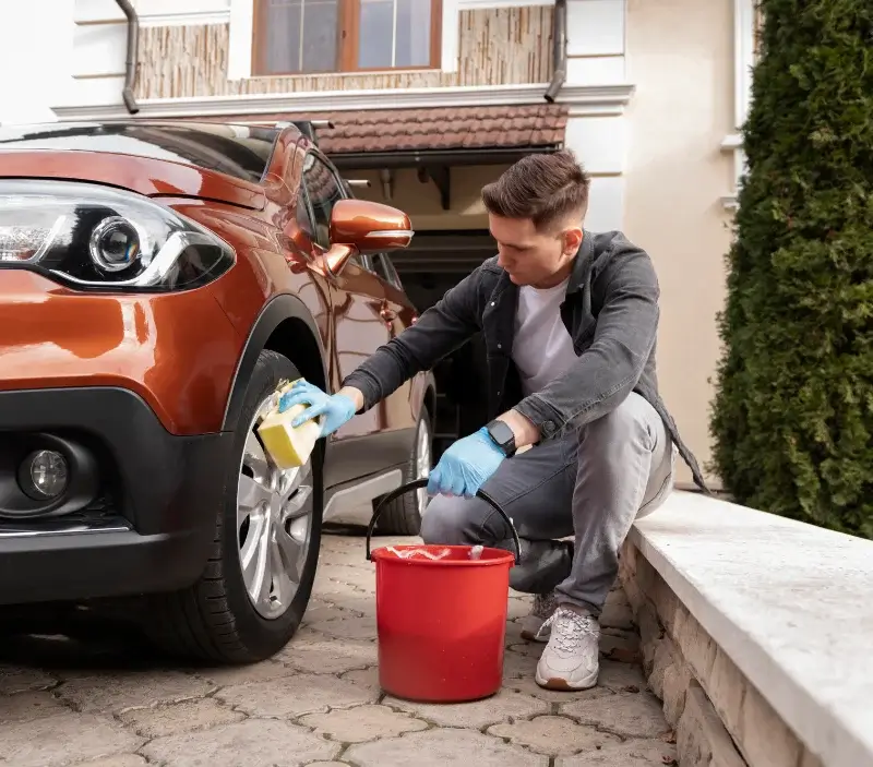 Lavage auto à domicile Saint-Amand-sur-Sèvre : professionnel intervenant sur un véhicule